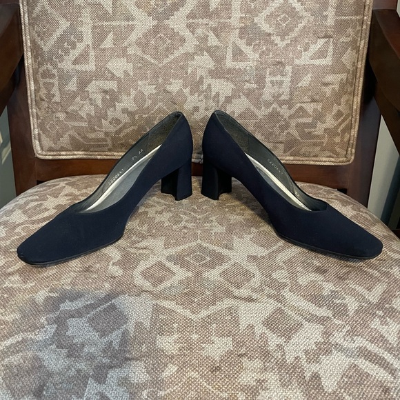 Stuart Weitzman Black Block Heels Size 7.5N - Picture 4 of 6